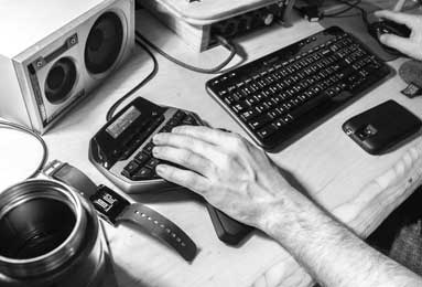 美11岁女孩返家时发现确诊新冠肺炎在家隔离的父母已去世